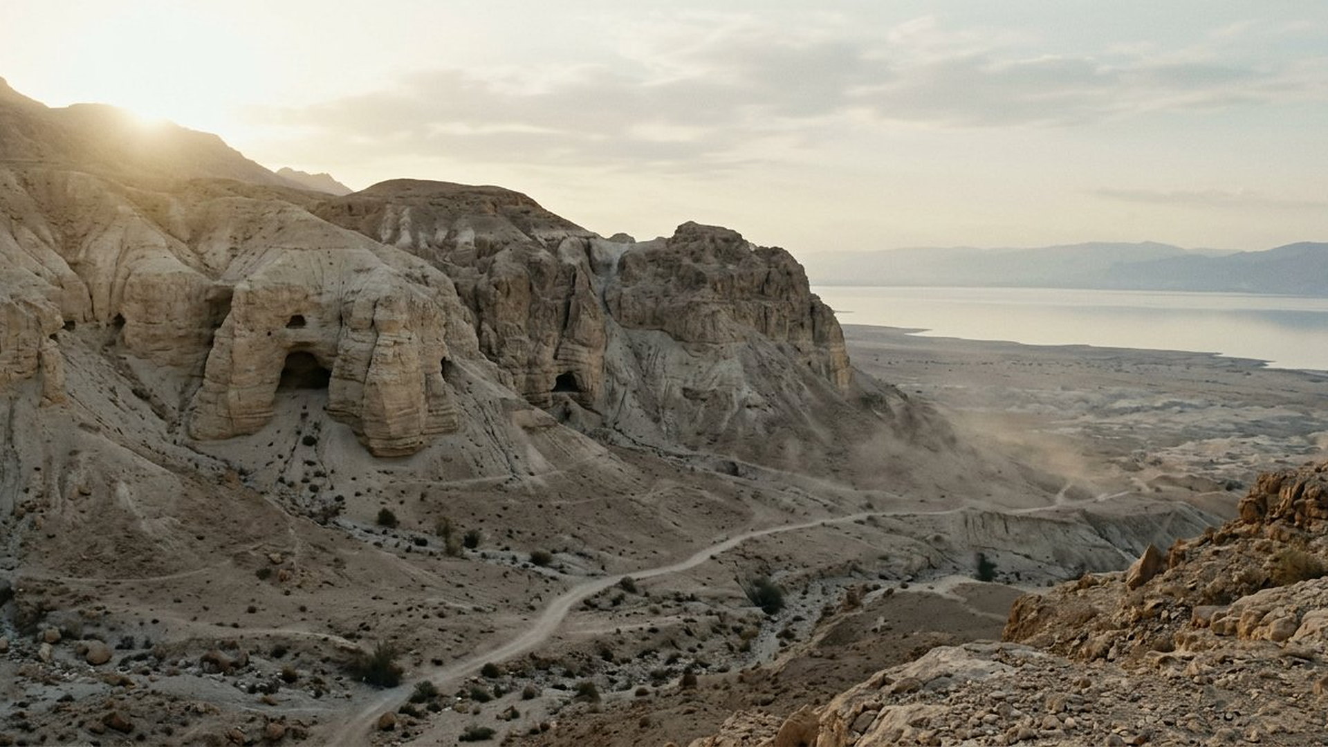 Falaises calcaires et grottes de Qumrân au-dessus de la mer Morte, à l'aube