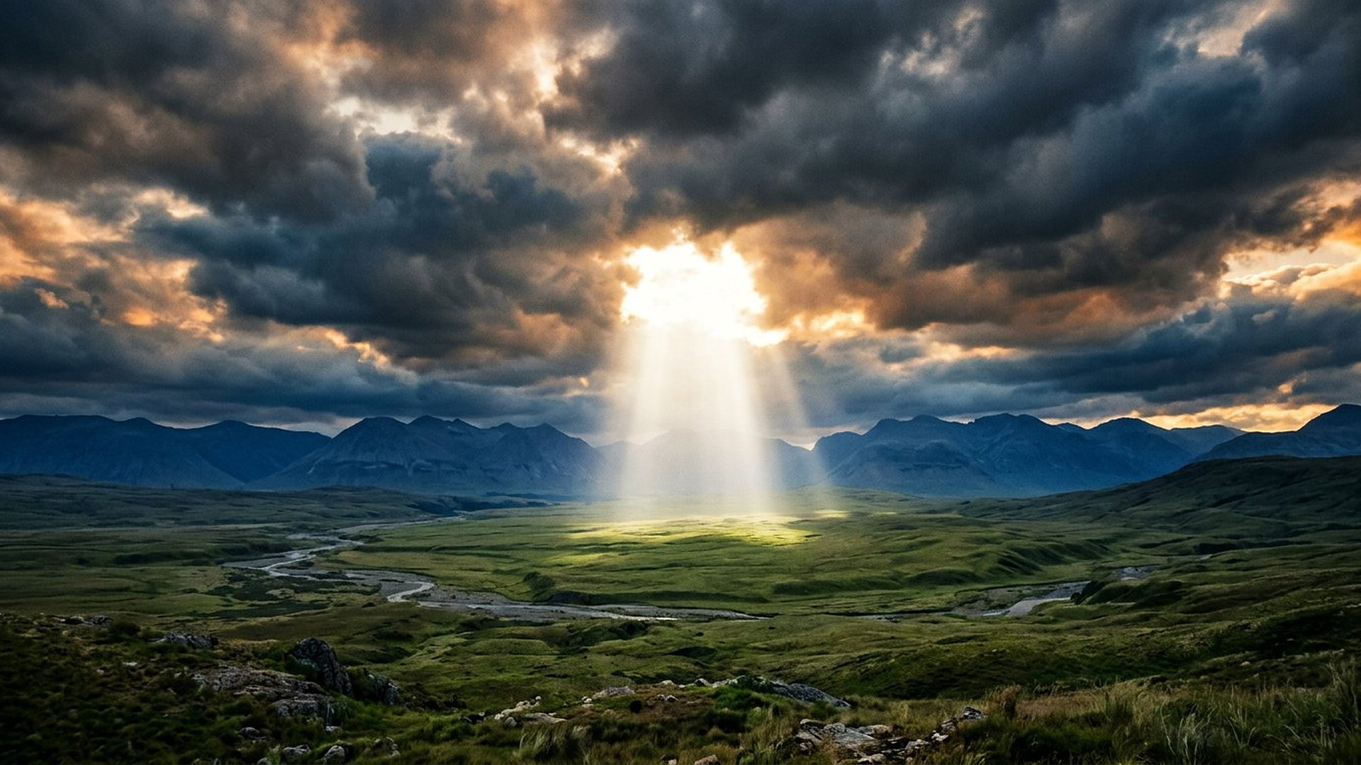 Nuages sombres s’écartant au-dessus d’une large vallée verte, colonne de lumière tombant sur la plaine vide